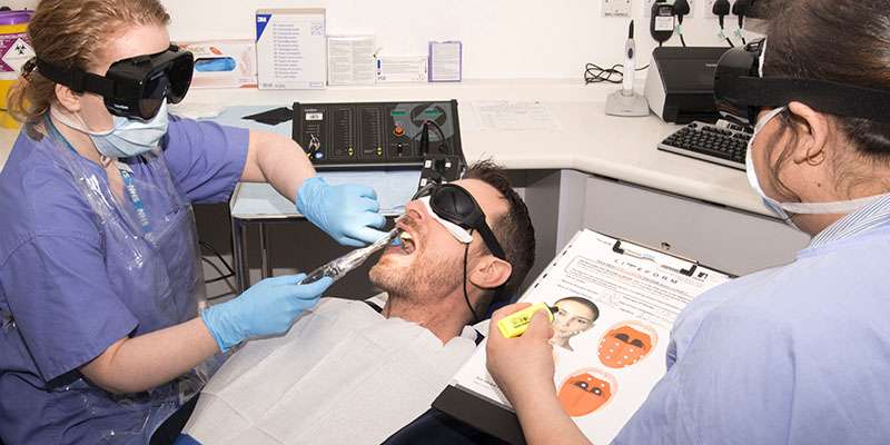 Dentcru图像，病人在利兹大学接受牙科治疗新利体育德甲